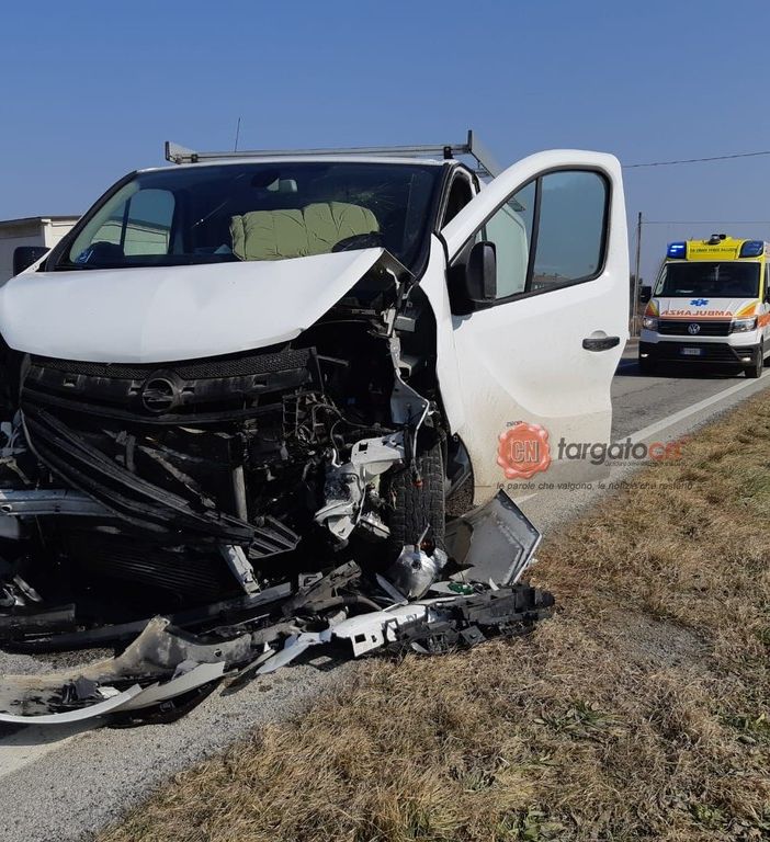 Frontale tra auto e furgone lungo la “Via dei Boschi”, a Revello: due i feriti