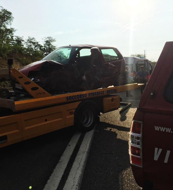 Fossano, incidente al raccordo autostradale: auto contro camion