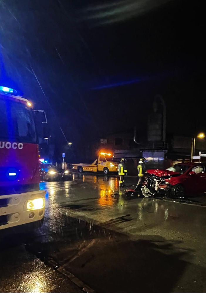 Fossano, nella notte incidente all'incrocio per Levaldigi: due auto coinvolte