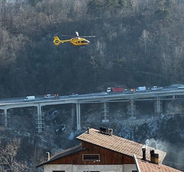 Incidente sull'A6, camion precipita da un viadotto e si abbatte su un cantiere: grave il conducente [VIDEO]
