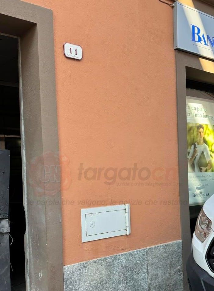 La filiale Banca d'Alba di via Vittorio Emanuele II a La Morra, presa di mira dai ladri