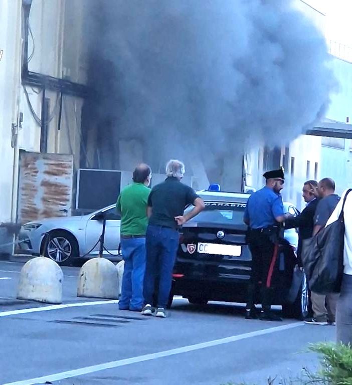 I carabinieri sul luogo dell'incendio