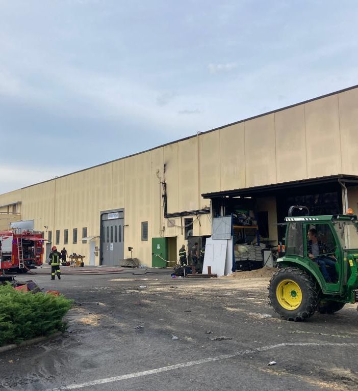 Tuttora in corso le operazioni di smassamento del materiale combusto andato a fuoco nell'incendio sviluppatosi a Monticello d'Alba dal pomeriggio di ieri