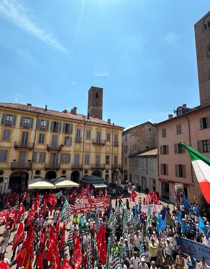 In piazza Duomo la manifestazione voluta da Cgil, Cisl e Uil