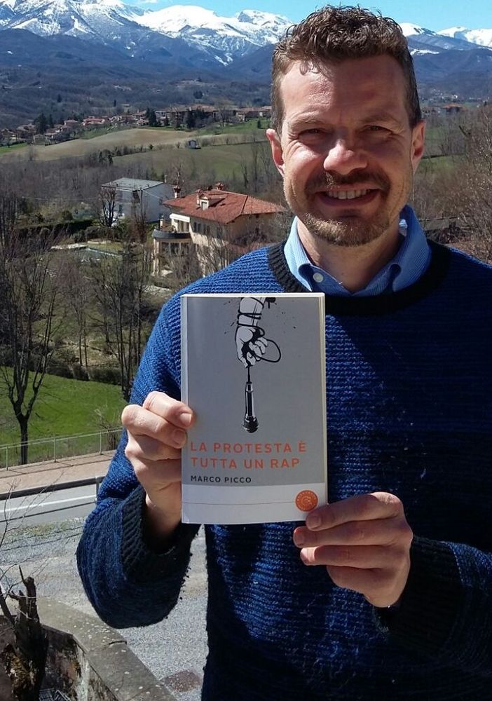 Marco Picco con una copia del suo libro