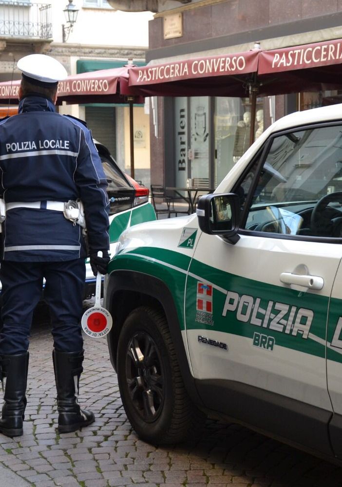 Bra, circolava con una patente  estera risultata falsa: denunciato  dalla Polizia Locale