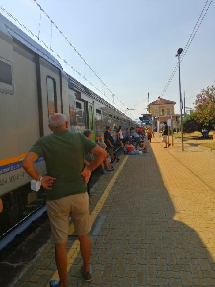 I passeggeri del treno per Ventimiglia fermo nei pressi della stazione di Trofarello