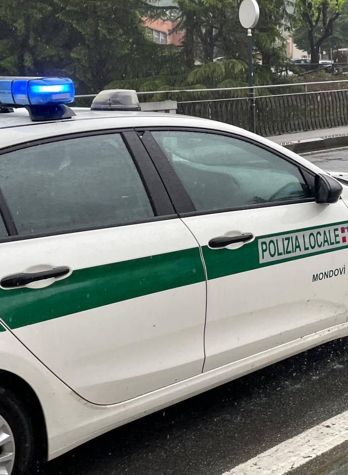 Mondovì: con alcol in corpo quattro volte oltre il limite, urta un’auto e fugge
