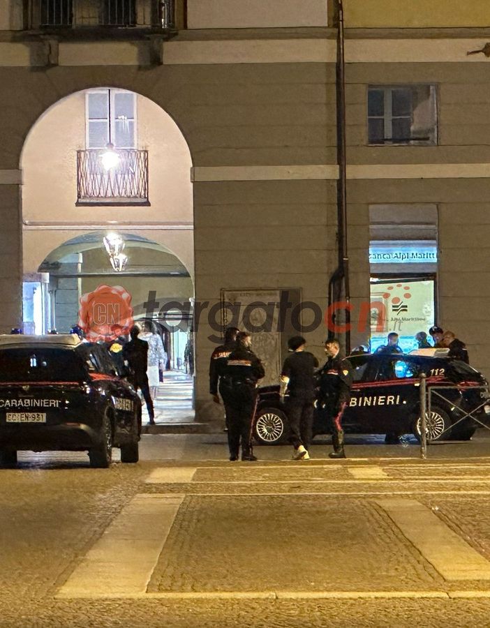 Furiosa litigata ieri sera in piazza Galimberti, tra lanci di sedie e bottiglie