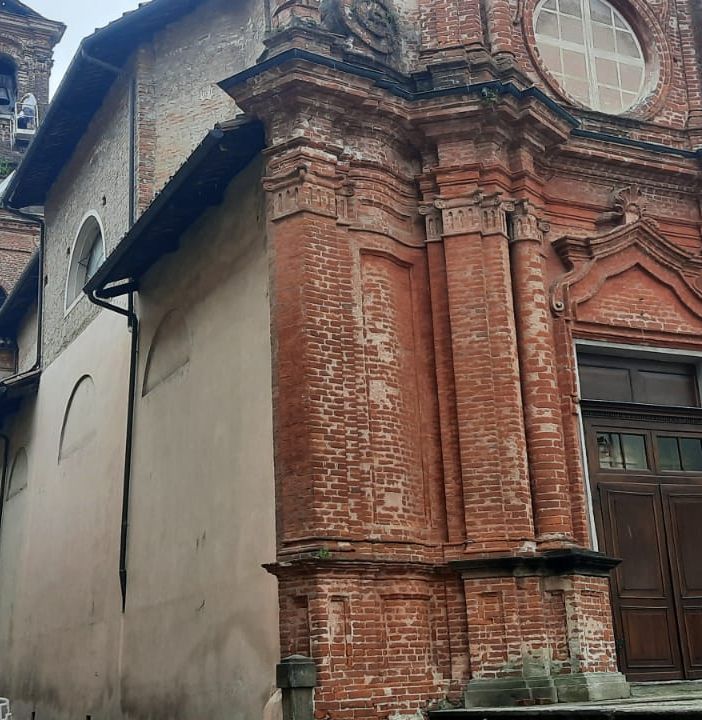 Saluzzo, fulmine colpisce  campanile della chiesa della Croce Nera.  Calcinacci e tegole in strada