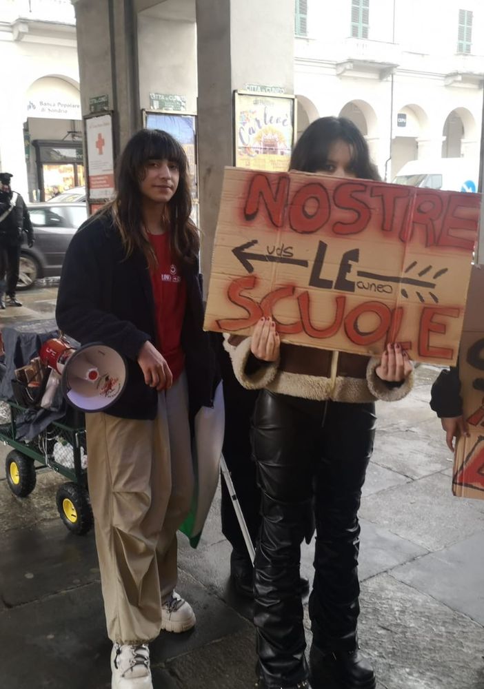 Studenti in marcia verso il municipio: “Vogliamo scuole sicure e trasporti efficienti&quot;