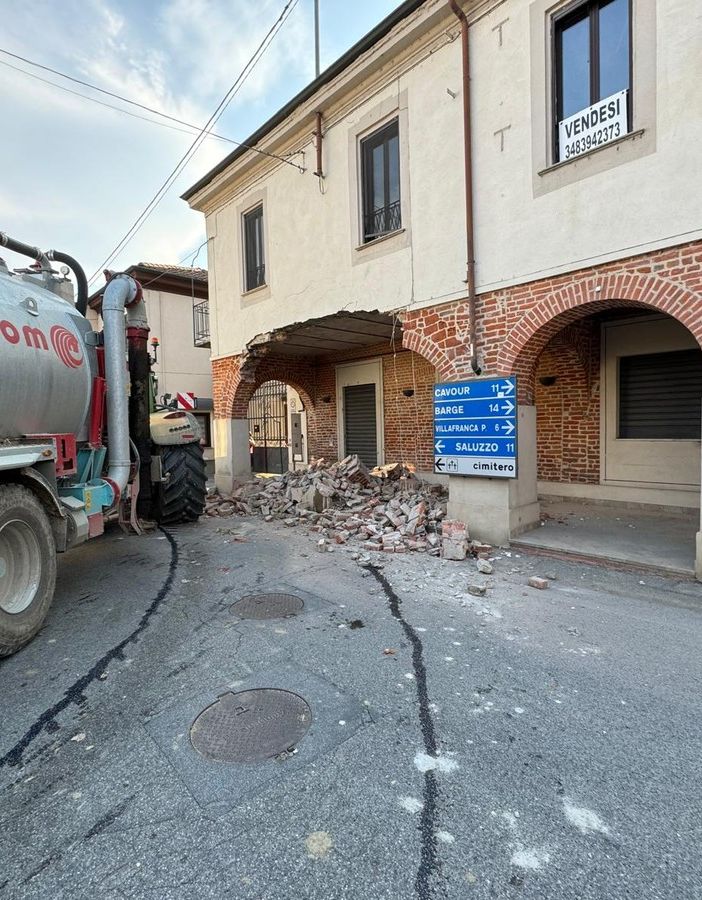 Il trattore finito contro i portici a Cardè. nelle altre foto i danni al portico
