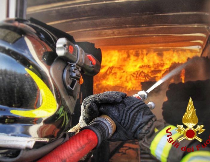 A fuoco la cella frigorifera in una macelleria di Mombasiglio