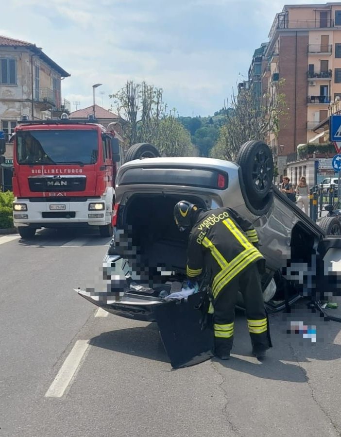 Incidente stradale a Saluzzo: un'auto ribaltata in corso IV Novembre e un ferito