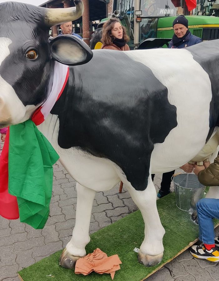 Gli Agricoltori Indipendenti continuano la protesta in piazza Dompè a Fossano