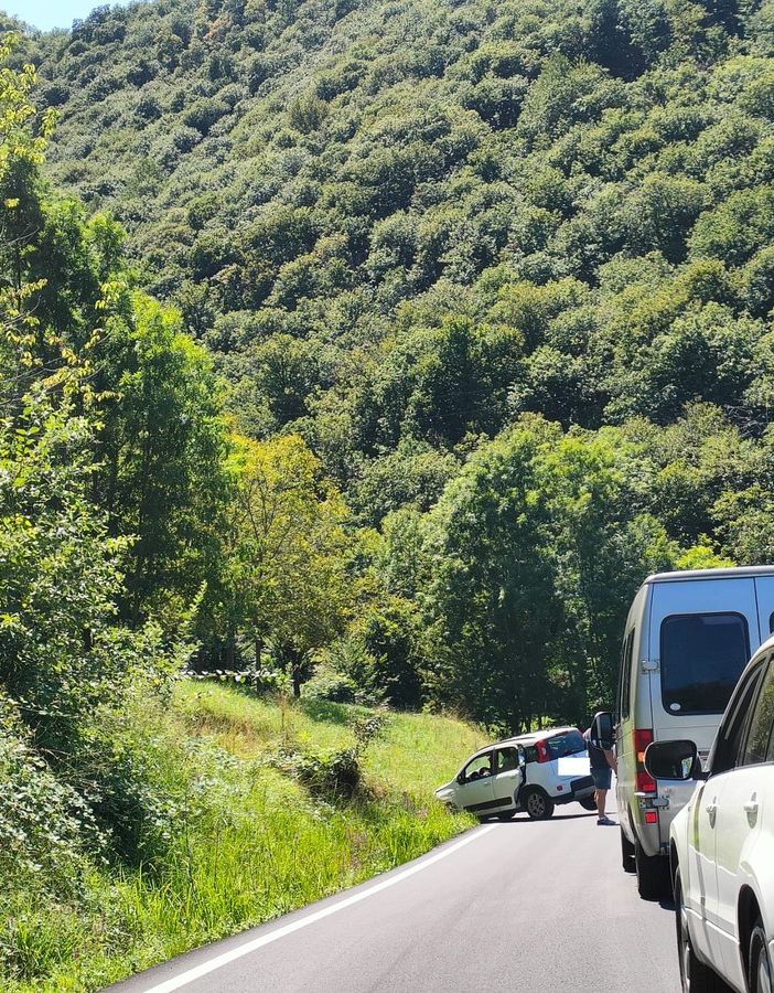 Auto fuori strada finisce in una cunetta nella strada che porta a Frabosa Soprana: code sui tornanti