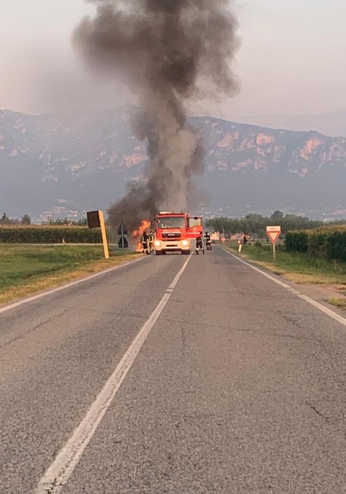 In fiamme un'autovettura alimentata a GPL sulla SP 589: nessun ferito