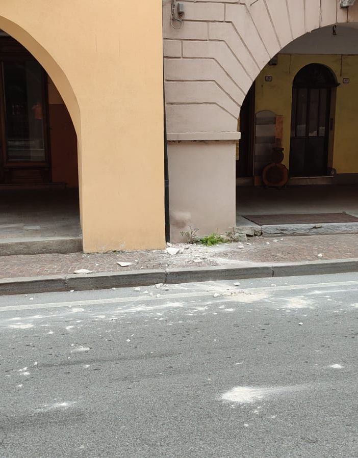 Cadono calcinacci dal cornicione di una palazzina a Demonte