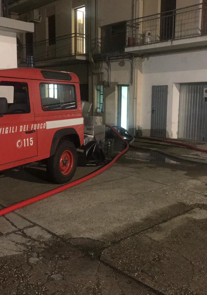 L'intervento dei Vigili del Fuoco in piazza San Paolo ad Alba