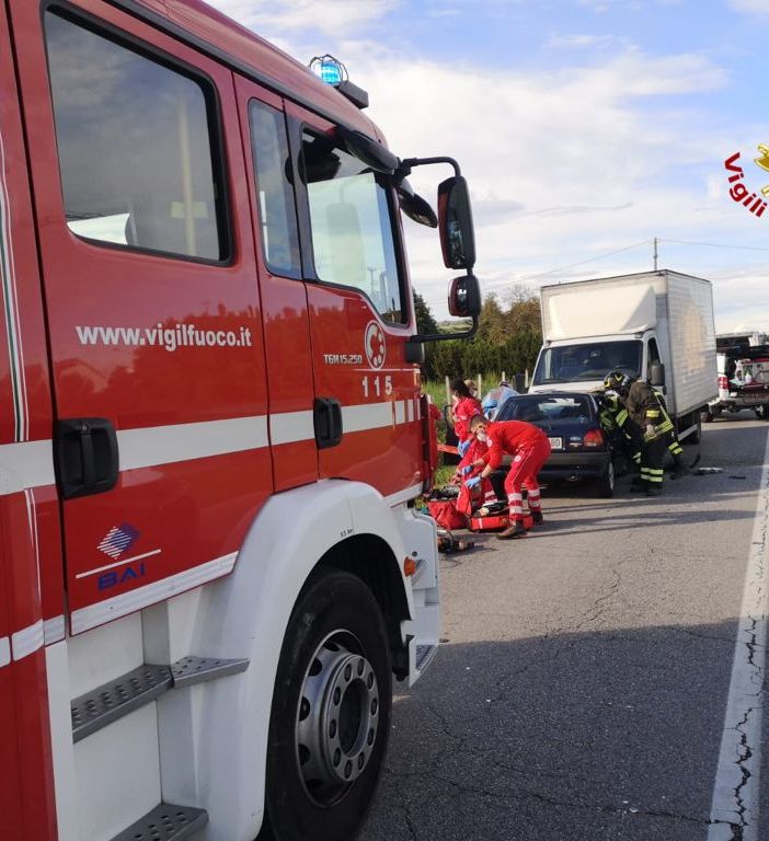 Frontale tra auto e furgone a Vaccheria di Guarene: due feriti, grave un 49enne