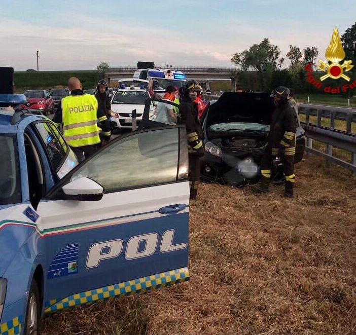 Marene: auto fuori strada sulla A6 in direzione Torino