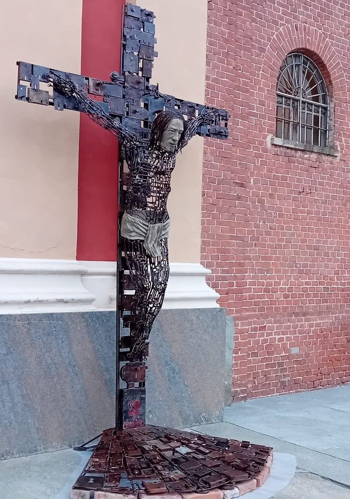 &quot;Io sono la chiave&quot;: la Crocifissione dell'artista Franco Sebastiano Alessandria esposta a Fossano