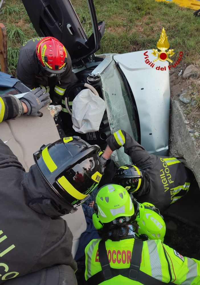 Auto fuori strada in via Gerbola a Manta