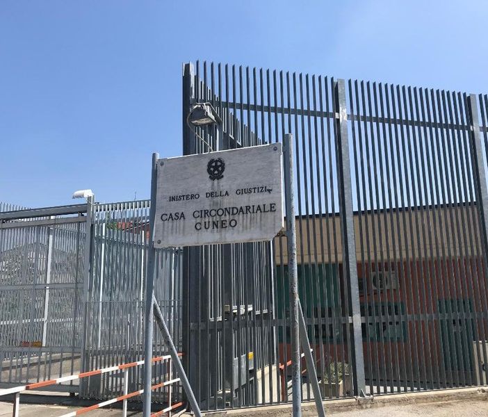 Strappò a morsi il lobo dell’orecchio al compagno di cella dopo una lite: condannato a 6anni e mezzo di carcere