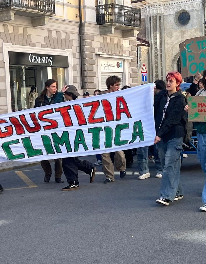 Friday for Future: un centinaio di ragazzi in marcia a Cuneo per la gustizia climatica [FOTO E VIDEO]