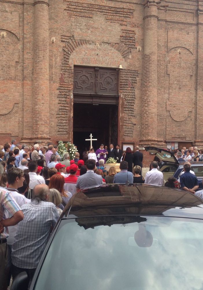 &quot;Ti ritroveremo e troveremo i tuoi 14 anni&quot;: a Busca il commosso saluto a Pietro Riberi