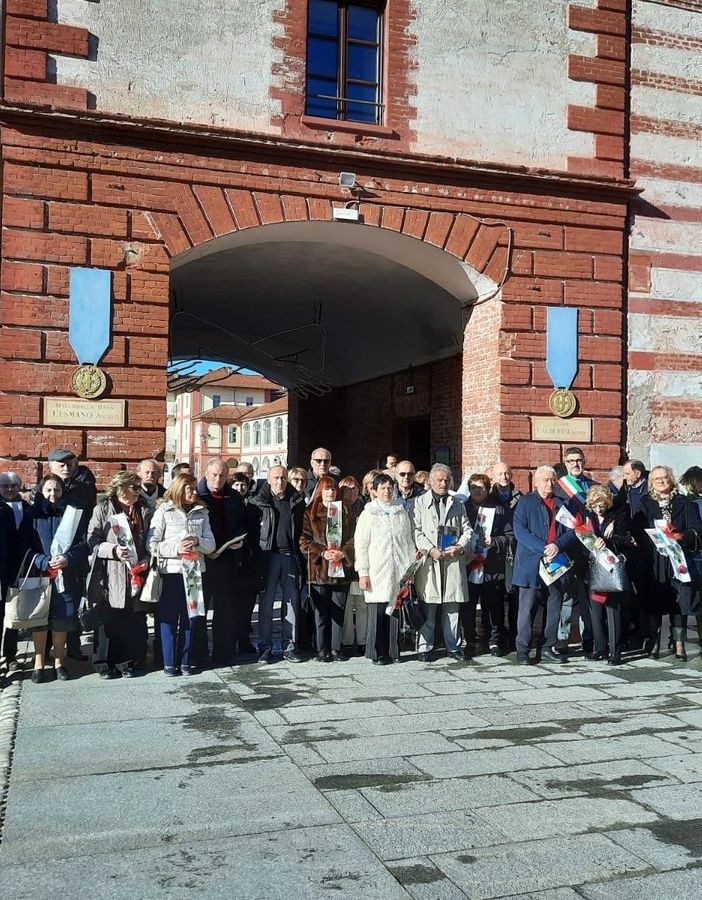 Saluzzo, foto di gruppo con sindaco e assessori delle coppie saluzzesi che si sono sposate nel 1973