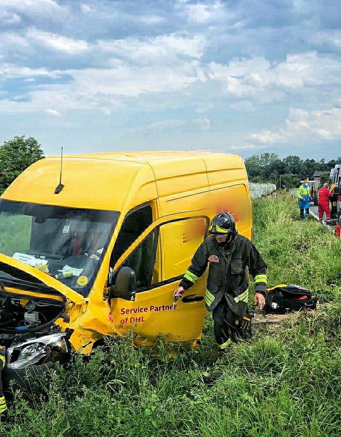 Busca, un ferito nello scontro tra un auto e un furgone
