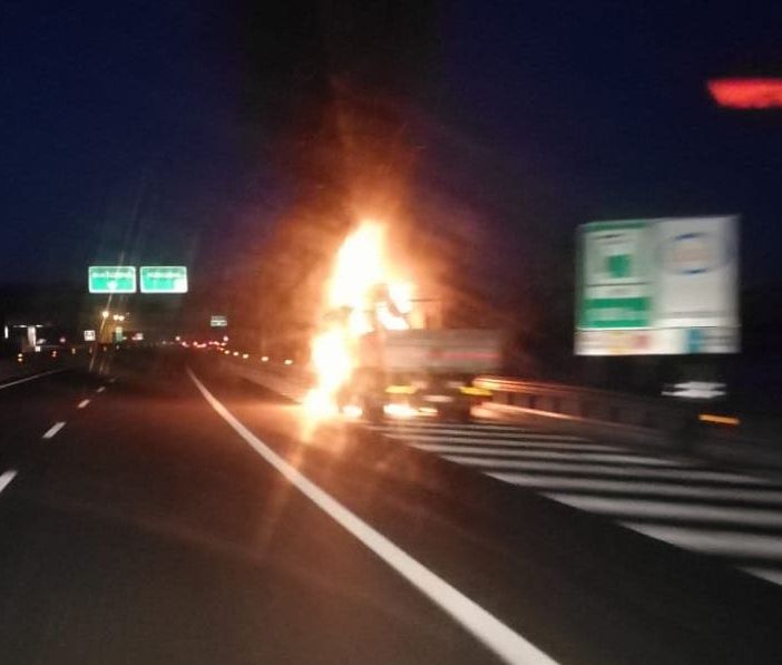 La motrice in fiamme sulla A6