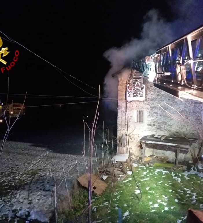 In fiamme un tetto ad Entracque in via Roata