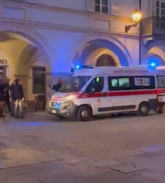 Principio di incendio in via Roma a Cuneo: soccorsa guardia giurata all'interno dei locali dell'Intesa SanPaolo