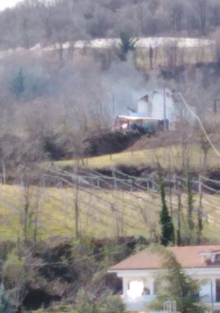 Verzuolo: a fuoco il tetto di un'abitazione in via San Bernardo