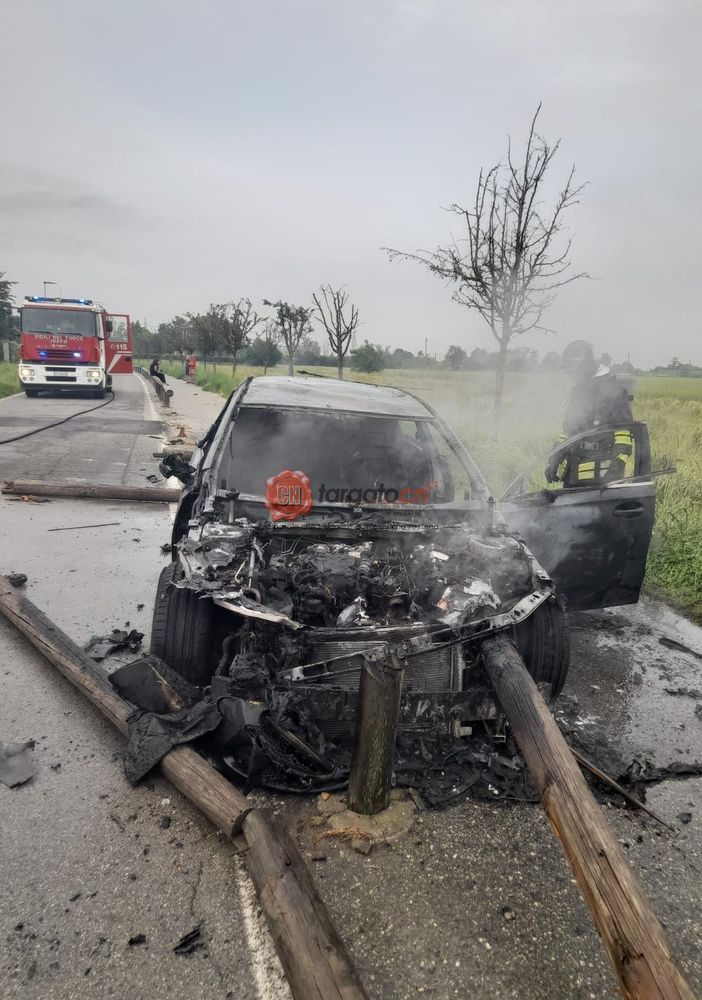 Fossano, vettura prende fuoco dopo essersi schiantata contro le protezioni della ciclabile