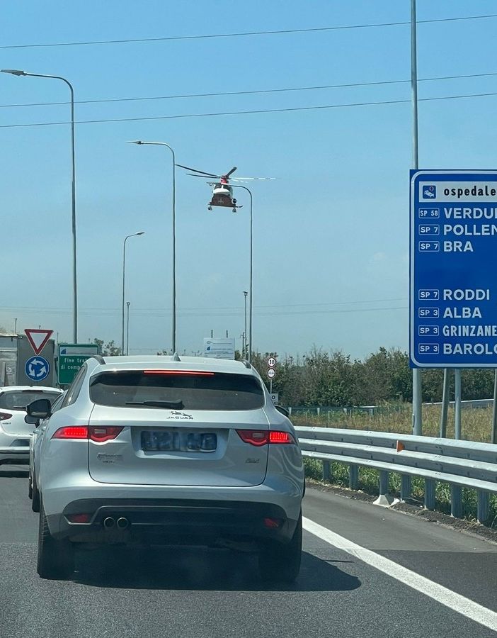 Scontro auto-moto a Roddi all'imbocco dell'A33: centauro in ospedale in codice rosso