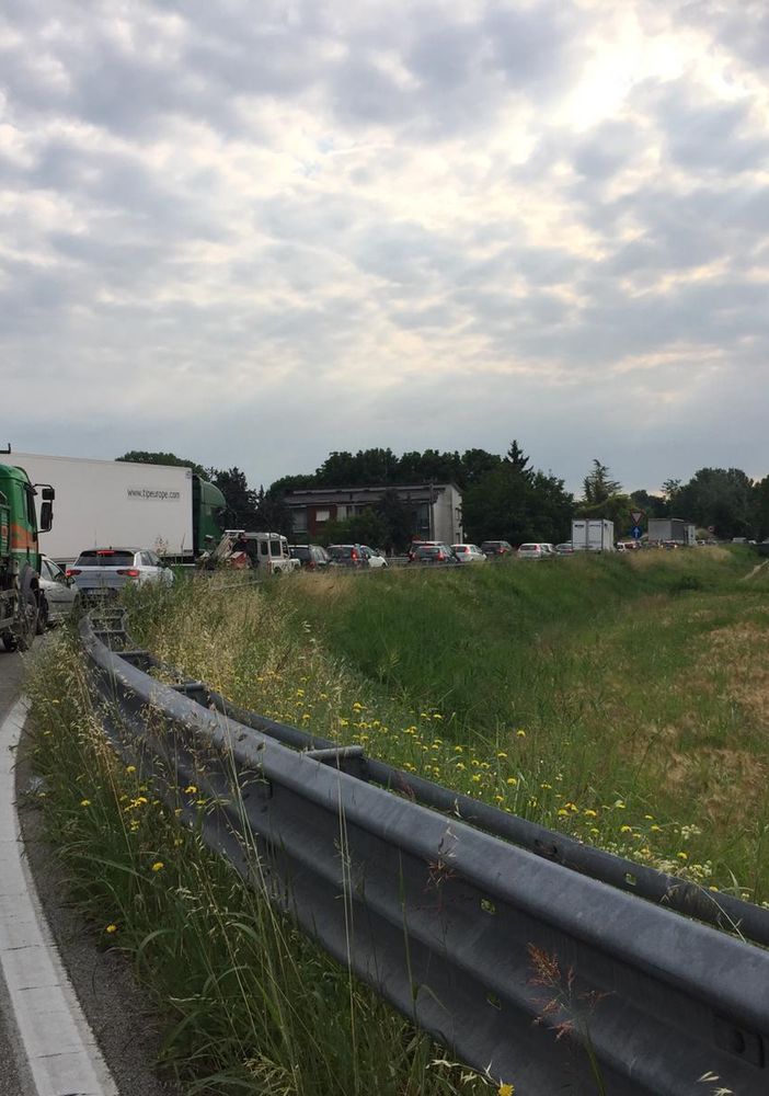 Alba, tamponamento tra quattro auto lungo la Statale 231. Lunghe code all'ingresso in città