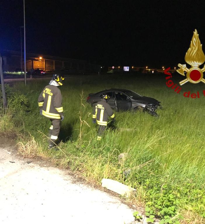 Auto fuori strada a Borgo San Dalmazzo