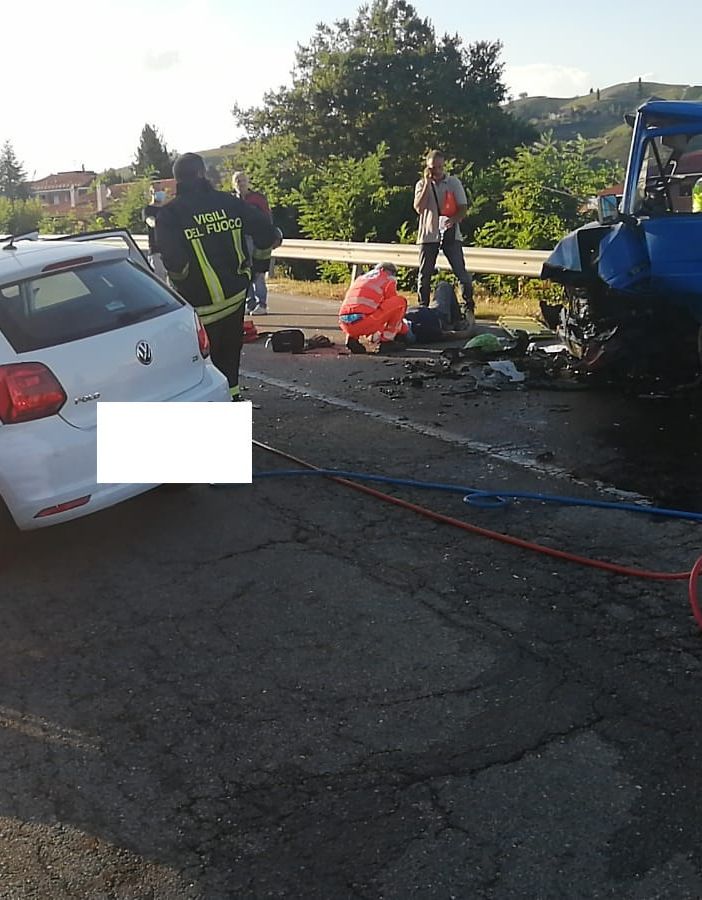 Scontro frontale sulla Circonvallazione di Canale tra un'auto e un furgone, ci sono feriti gravi