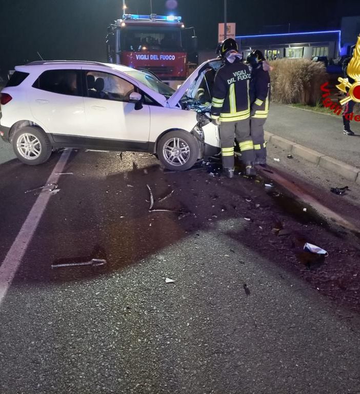 Auto si ribalta a Cervasca: un 20enne in codice rosso