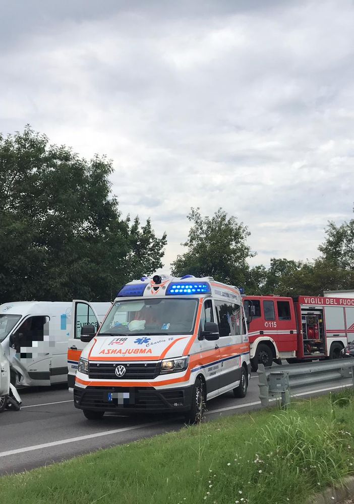 Fossano, scontro frontale in via Mondovì: sul posto sanitari, vigili del fuoco, carabinieri e polizia Locale