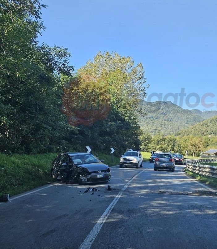 Scontro fra due auto sulla statale 21 a Gaiola: lunghe code e rallentamenti