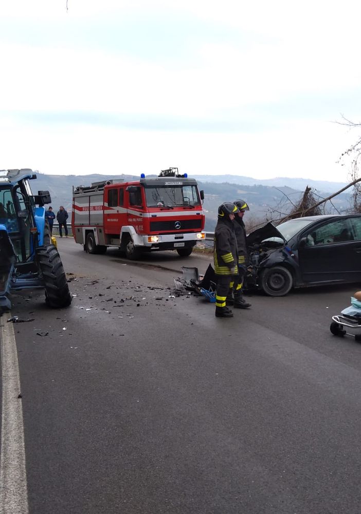 Auto contro trattore: incidente a Roddino sulla provinciale 57, una donna ferita