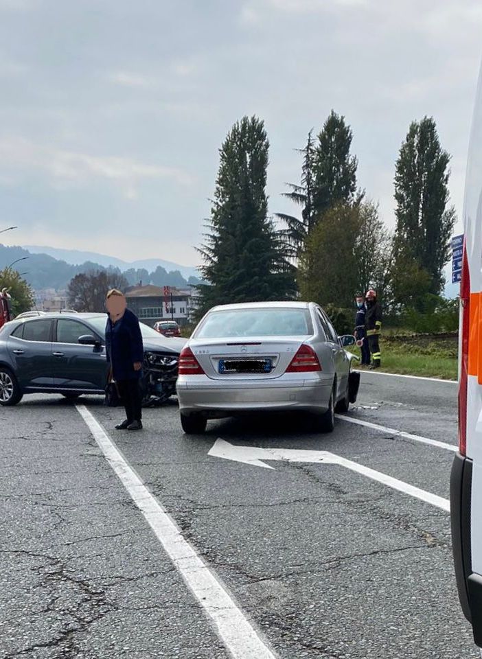 Incidente alle porte di Saluzzo: due auto e sei persone coinvolte