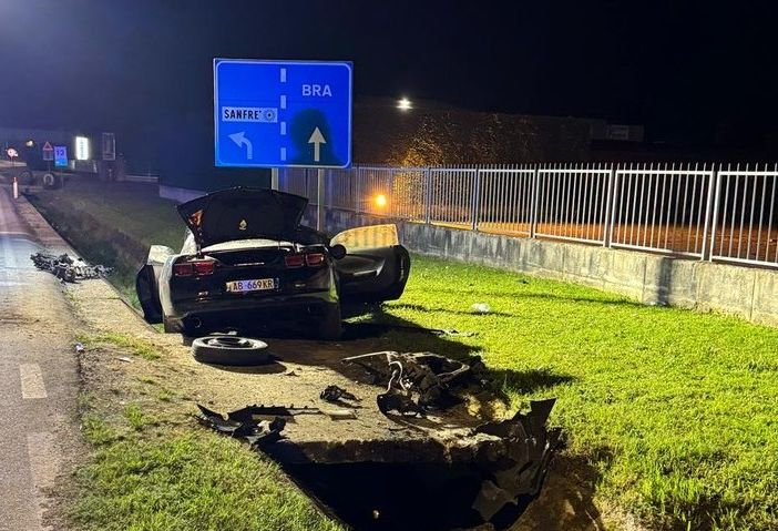 Auto fuori strada nella notte a Sanfrè