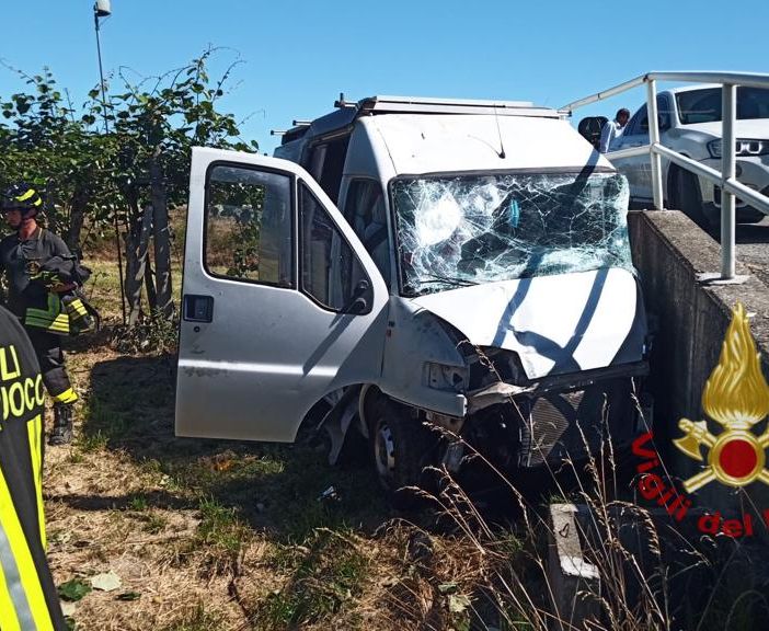 Furgone camperizzato fuori strada sulla Saluzzo-Savigliano. Un ferito