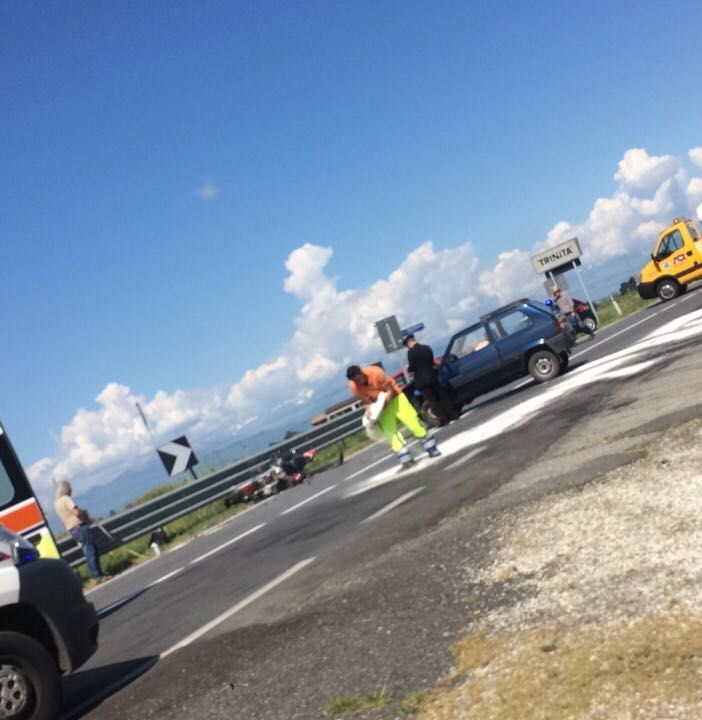 Violento scontro tra auto e moto a Trinità: strada bloccata