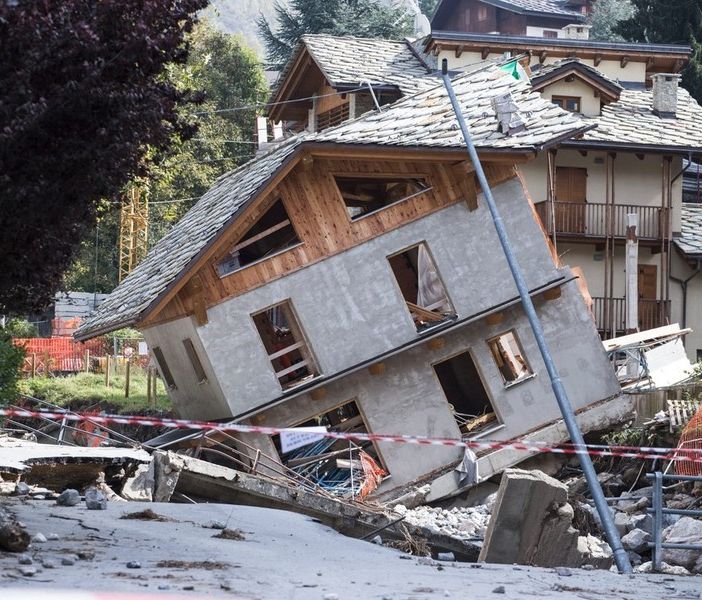 La foto simbolo dell'alluvione a Limone